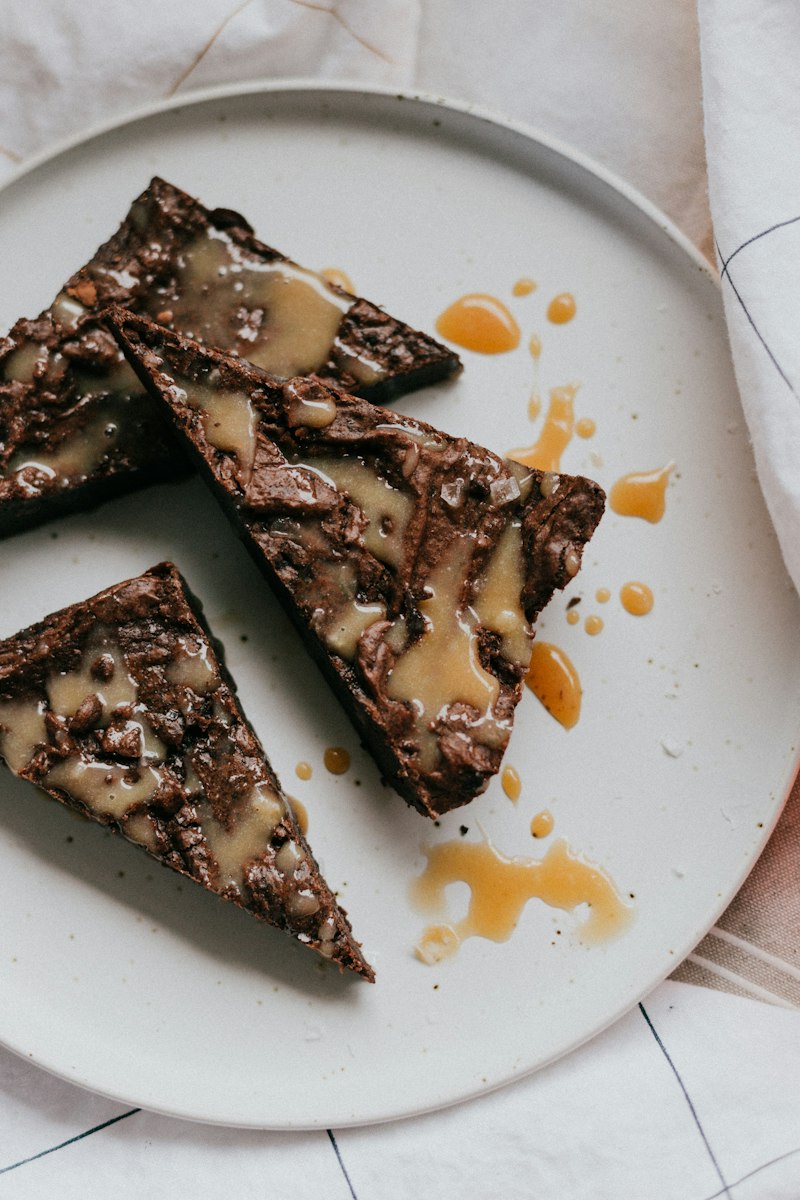 Brownies de oreo apilados en un plato