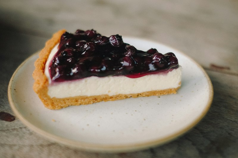 Cheesecake cremoso cubierto con frutos rojos