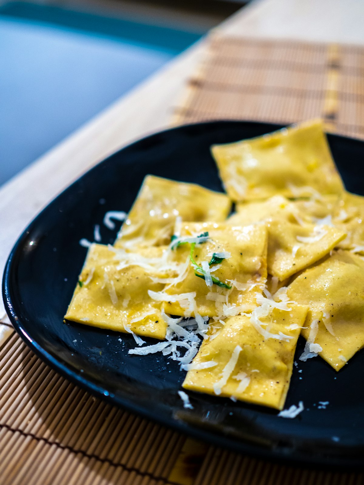Raviolis frescos recién hechos servidos en un plato oscuro