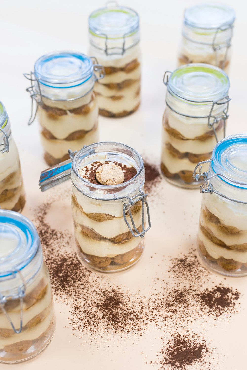 Postres en vaso con capas de crema y galleta