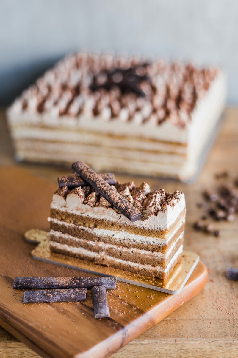 Porción de tiramisú espolvoreada con cacao