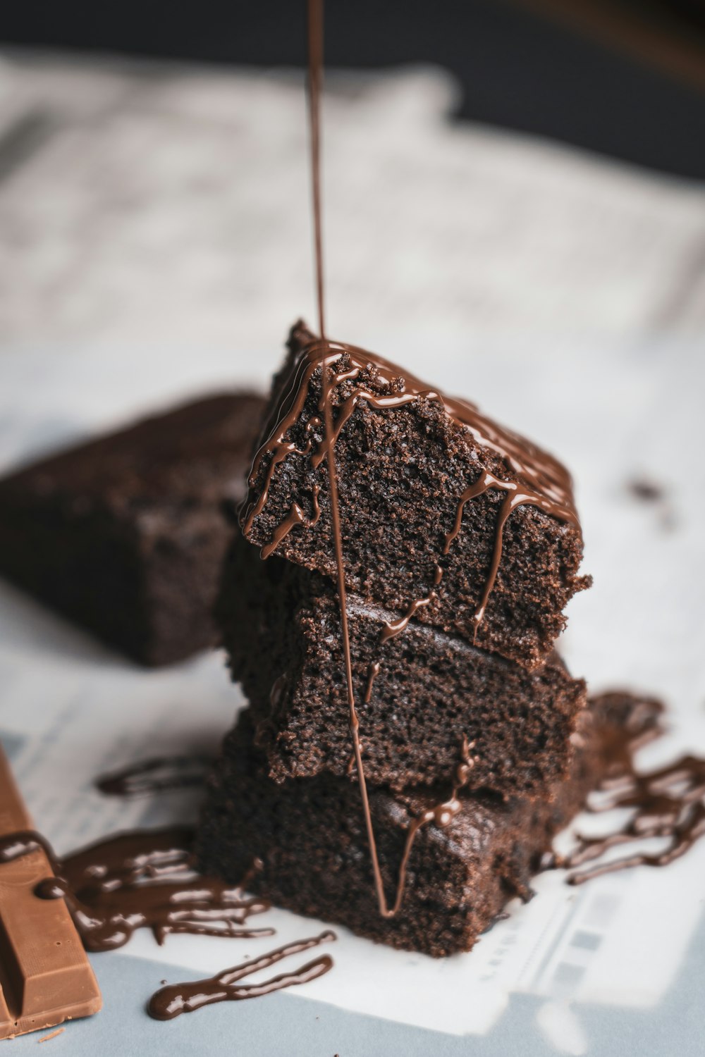 Porciones de torta de chocolate con capas de relleno