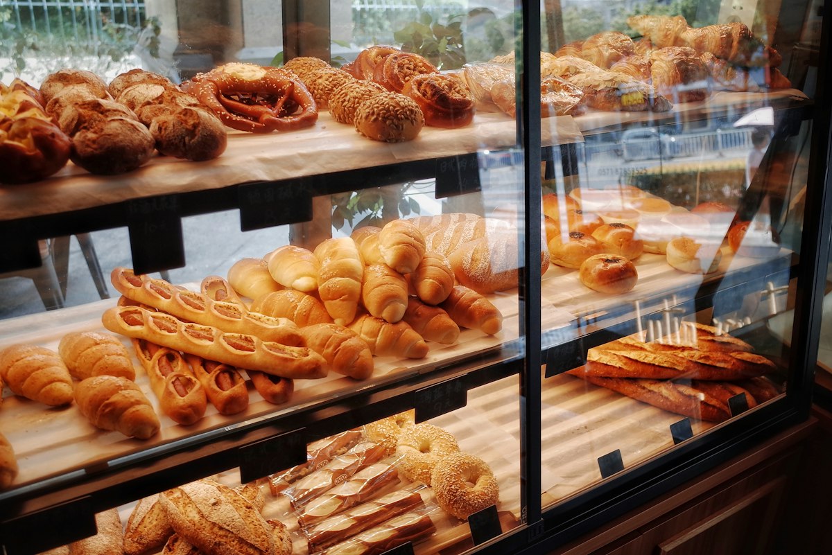 Vitrina de la fábrica con panes artesanales y productos recién horneados a la vista del público